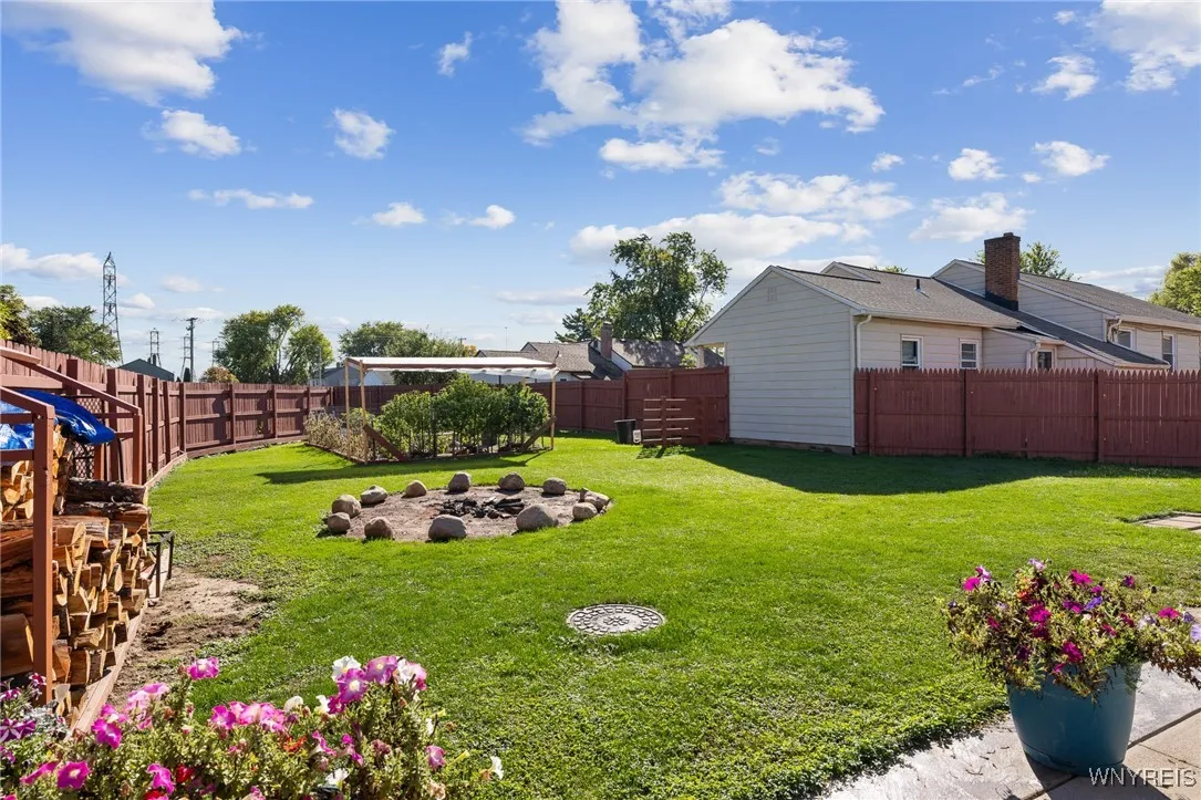 17 Redwood Drive 15, Cheektowaga, New York 14225, Cheektowaga, New York 14225, 5 Bedrooms Bedrooms, ,2 BathroomsBathrooms,Residential,For Sale,17 Redwood Drive 15, Cheektowaga, New York 14225,0,B1642089