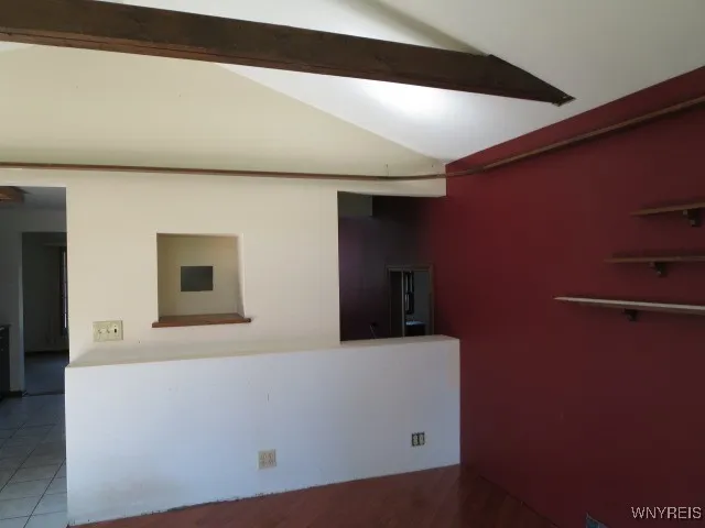Cathedral ceiling for a very spacious feeling.... Cathedral ceiling for a very spacious feeling....