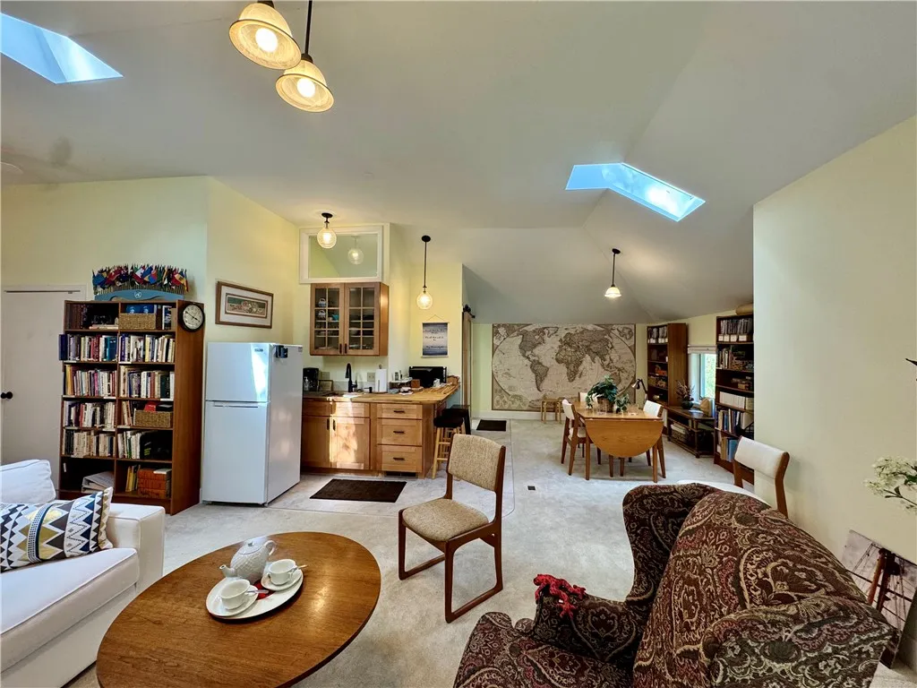 333 Colebrook Drive, Irondequoit, New York 14617, Irondequoit, New York 14617, 1 Bedroom Bedrooms, 2 Rooms Rooms,1 BathroomBathrooms,Residential Lease,Closed,333 Colebrook Drive, Irondequoit, New York 14617,0,R1641440