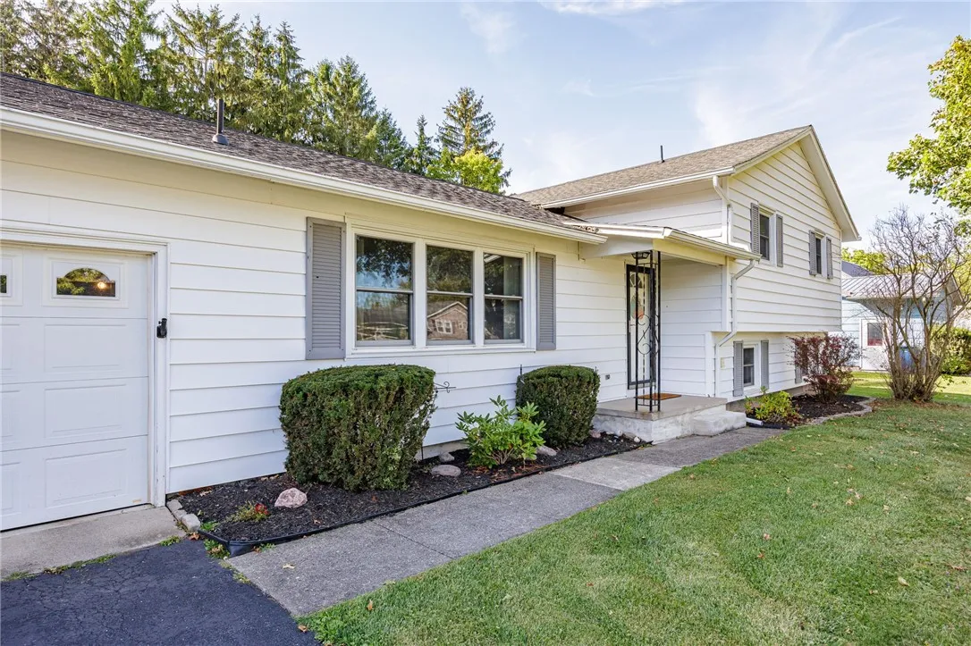 6 Courtney Drive, Seneca Falls, New York 13148, Seneca Falls, New York 13148, 4 Bedrooms Bedrooms, 8 Rooms Rooms,2 BathroomsBathrooms,Residential,For Sale,6 Courtney Drive, Seneca Falls, New York 13148,0,R1641105