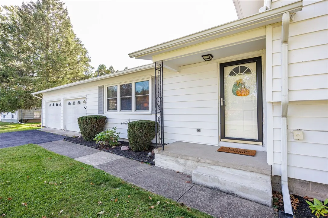 6 Courtney Drive, Seneca Falls, New York 13148, Seneca Falls, New York 13148, 4 Bedrooms Bedrooms, 8 Rooms Rooms,2 BathroomsBathrooms,Residential,For Sale,6 Courtney Drive, Seneca Falls, New York 13148,0,R1641105