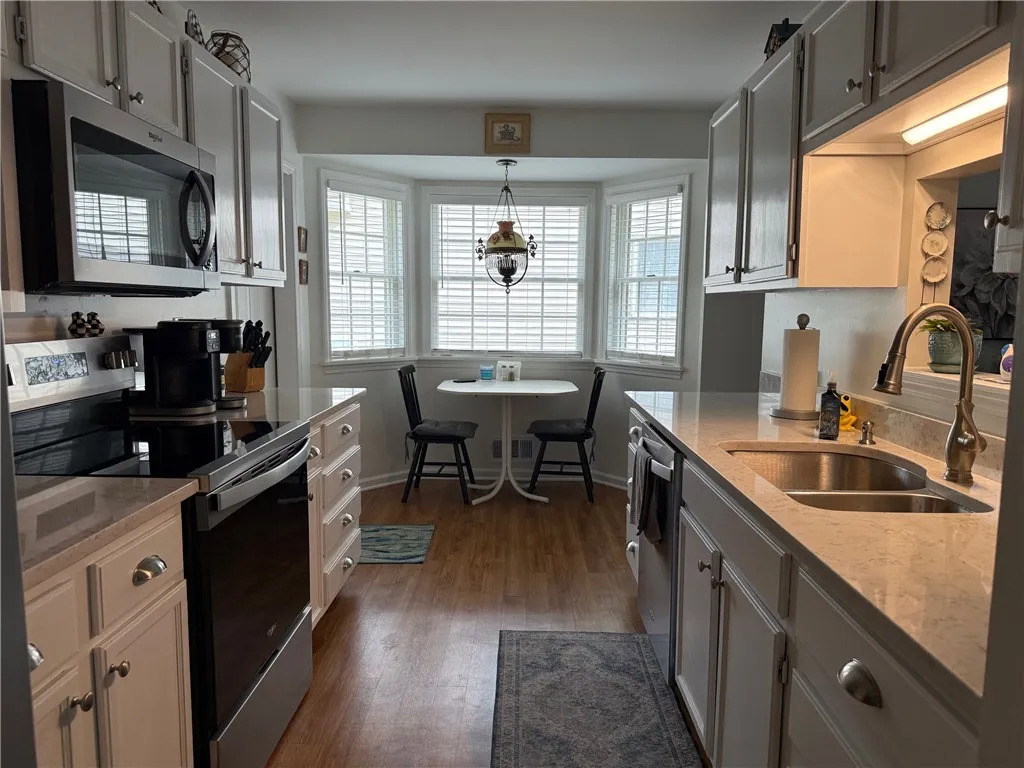 Cooking in this well equipped kitchen will be a delight!
