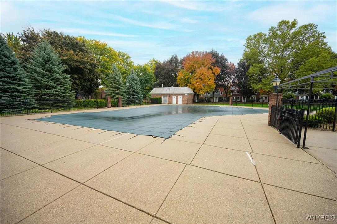 50 Hamlin H, Amherst, New York 14221, Amherst, New York 14221, 2 Bedrooms Bedrooms, 7 Rooms Rooms,1 BathroomBathrooms,Residential,For Sale,50 Hamlin H, Amherst, New York 14221,0,B1642572