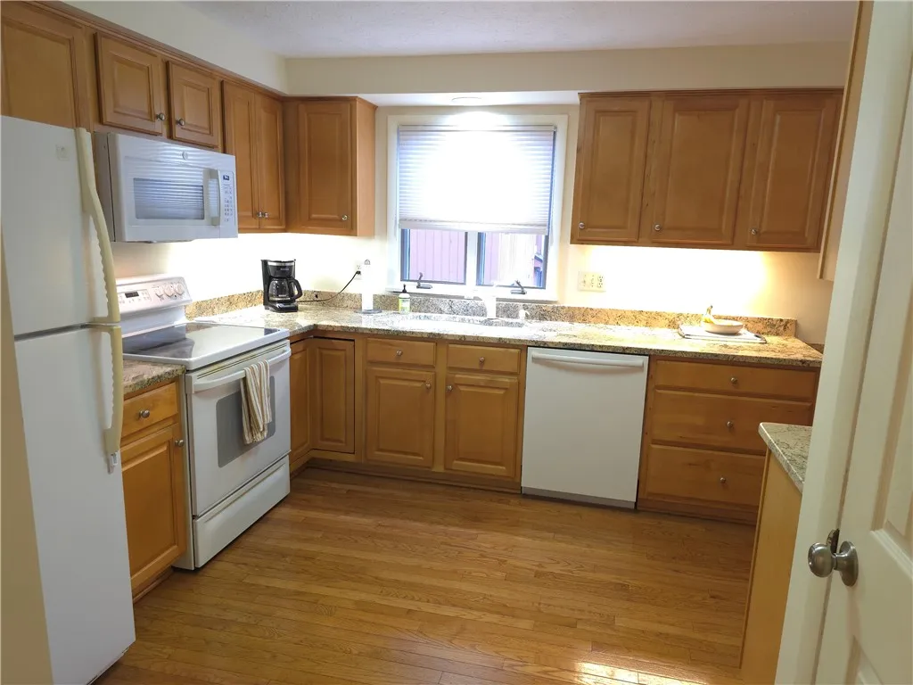 26 Treetop Drive, Perinton, New York 14450, Perinton, New York 14450, 2 Bedrooms Bedrooms, 5 Rooms Rooms,1 BathroomBathrooms,Residential Lease,For Rent,26 Treetop Drive, Perinton, New York 14450,0,R1641927