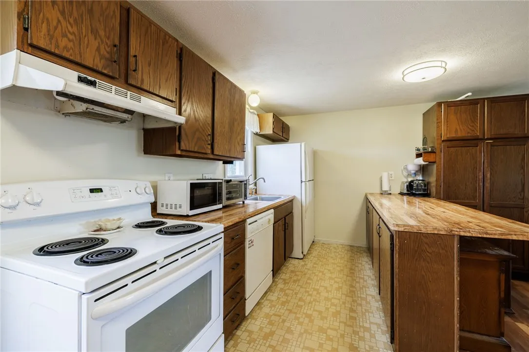 4325 Lakeville Groveland Road, Geneseo, New York 1, Geneseo, New York 14454, 4 Bedrooms Bedrooms, 6 Rooms Rooms,1 BathroomBathrooms,Residential,For Sale,4325 Lakeville Groveland Road, Geneseo, New York 1,0,R1642367
