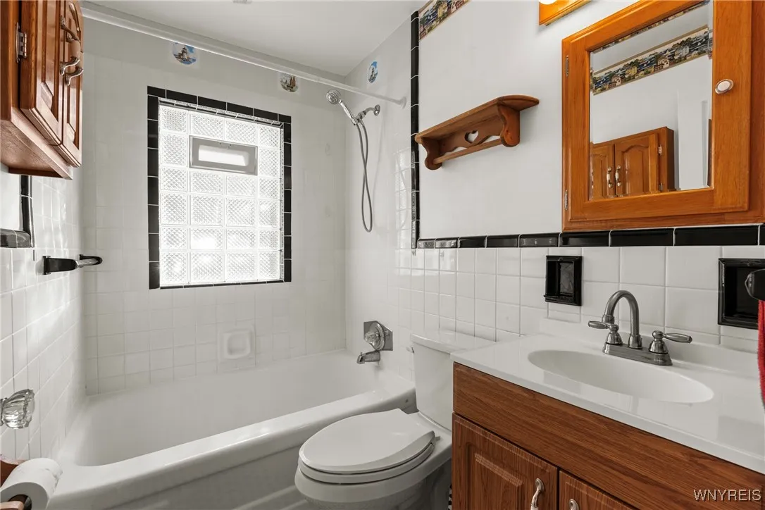 412 Hamilton Boulevard, Tonawanda, New York 14217, Tonawanda, New York 14217, 3 Bedrooms Bedrooms, 6 Rooms Rooms,1 BathroomBathrooms,Residential,For Sale,412 Hamilton Boulevard, Tonawanda, New York 14217,0,B1643148