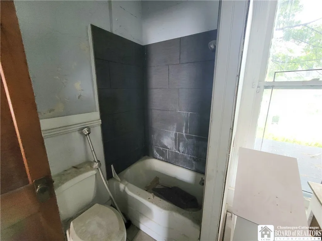52 Lakeview Avenue, Jamestown, New York 14701, Jamestown, New York 14701, 5 Bedrooms Bedrooms, 12 Rooms Rooms,1 BathroomBathrooms,Residential,For Sale,52 Lakeview Avenue, Jamestown, New York 14701,0,R1643249