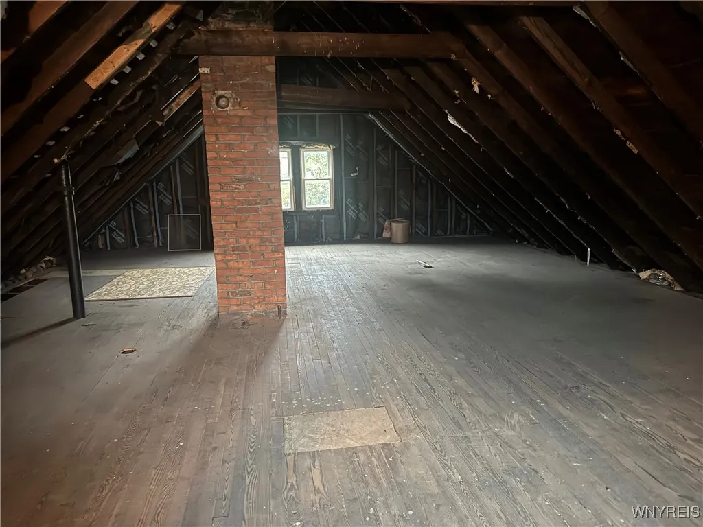 3rd. floor walk-in attic