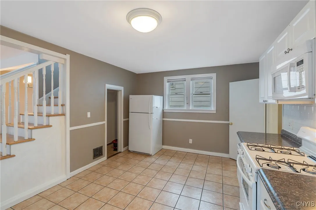209 Boyden Street, Syracuse, New York 13203, Syracuse, New York 13203, 3 Bedrooms Bedrooms, 9 Rooms Rooms,1 BathroomBathrooms,Residential,For Sale,209 Boyden Street, Syracuse, New York 13203,0,S1643489