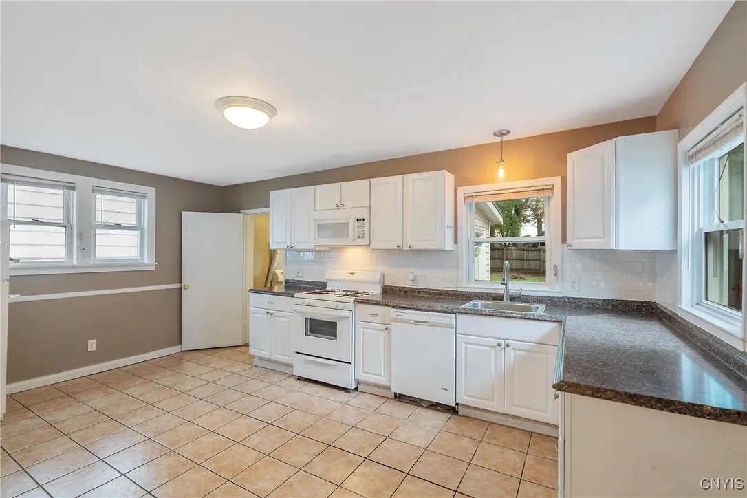 209 Boyden Street, Syracuse, New York 13203, Syracuse, New York 13203, 3 Bedrooms Bedrooms, 9 Rooms Rooms,1 BathroomBathrooms,Residential,For Sale,209 Boyden Street, Syracuse, New York 13203,0,S1643489