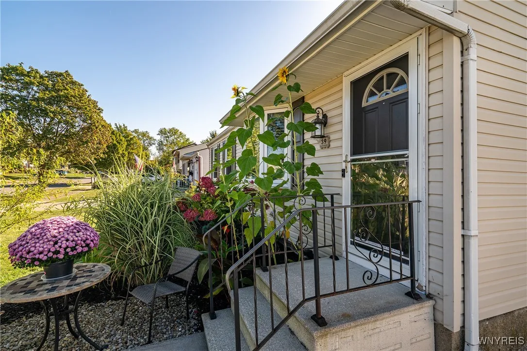 39 Dubonnet Drive, Cheektowaga, New York 14043, Cheektowaga, New York 14043, 3 Bedrooms Bedrooms, 6 Rooms Rooms,2 BathroomsBathrooms,Residential,For Sale,39 Dubonnet Drive, Cheektowaga, New York 14043,0,B1643411