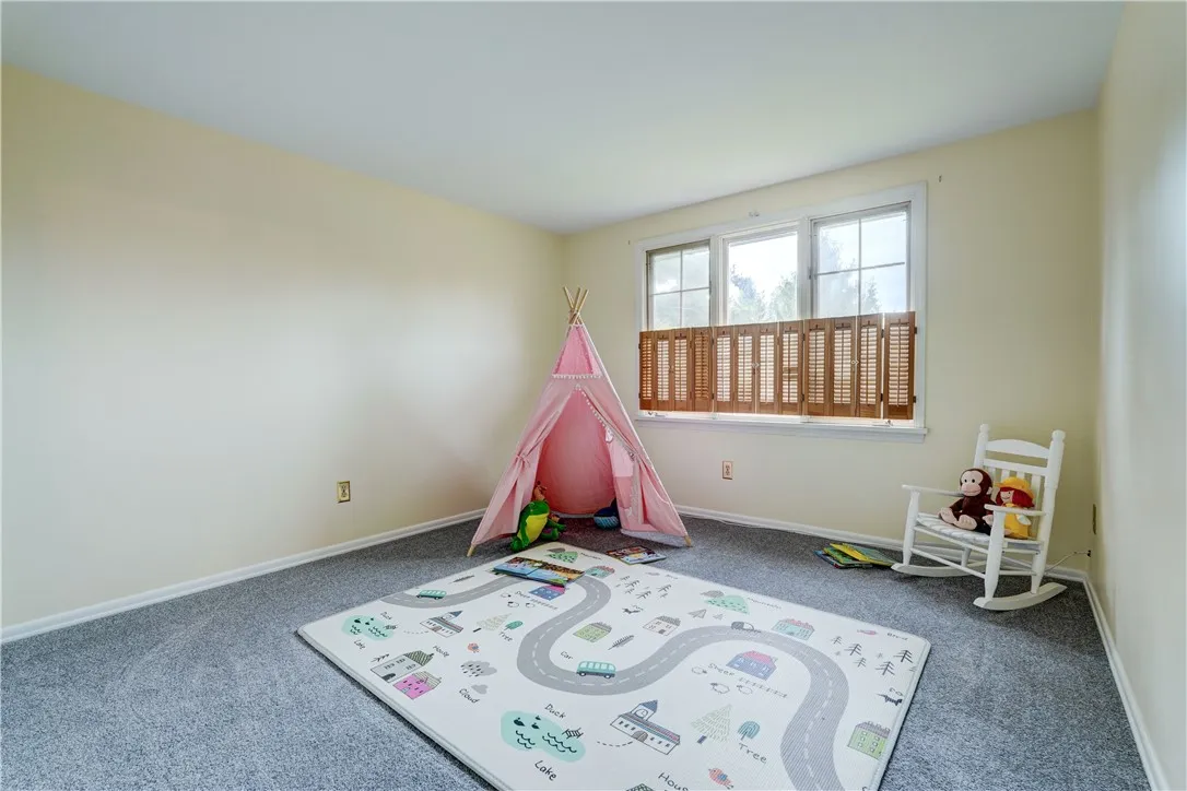 2 Foxpointe Circle, Perinton, New York 14450, Perinton, New York 14450, 4 Bedrooms Bedrooms, 8 Rooms Rooms,2 BathroomsBathrooms,Residential,For Sale,2 Foxpointe Circle, Perinton, New York 14450,0,R1643015