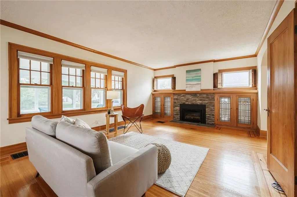46 Whiteford Road, Rochester, New York 14620, Rochester, New York 14620, 3 Bedrooms Bedrooms, 7 Rooms Rooms,2 BathroomsBathrooms,Residential Lease,For Rent,46 Whiteford Road, Rochester, New York 14620,0,R1643126