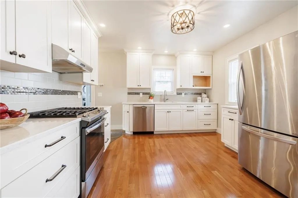 46 Whiteford Road, Rochester, New York 14620, Rochester, New York 14620, 3 Bedrooms Bedrooms, 7 Rooms Rooms,2 BathroomsBathrooms,Residential Lease,For Rent,46 Whiteford Road, Rochester, New York 14620,0,R1643126