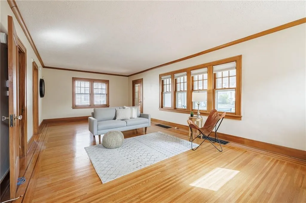 46 Whiteford Road, Rochester, New York 14620, Rochester, New York 14620, 3 Bedrooms Bedrooms, 7 Rooms Rooms,2 BathroomsBathrooms,Residential Lease,For Rent,46 Whiteford Road, Rochester, New York 14620,0,R1643126