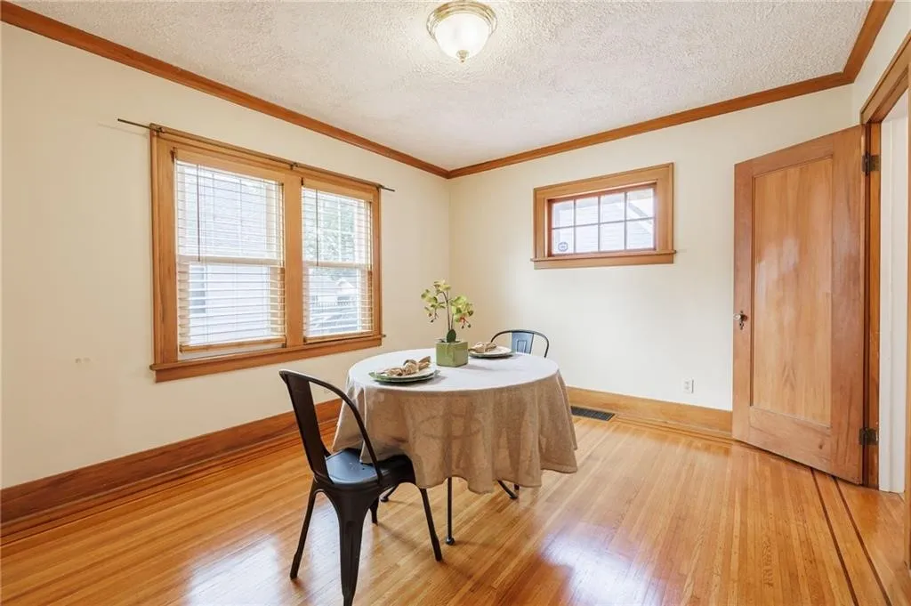 46 Whiteford Road, Rochester, New York 14620, Rochester, New York 14620, 3 Bedrooms Bedrooms, 7 Rooms Rooms,2 BathroomsBathrooms,Residential Lease,For Rent,46 Whiteford Road, Rochester, New York 14620,0,R1643126