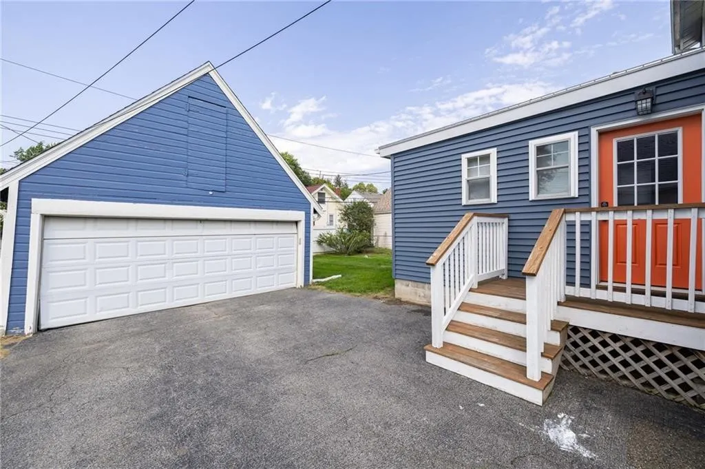 46 Whiteford Road, Rochester, New York 14620, Rochester, New York 14620, 3 Bedrooms Bedrooms, 7 Rooms Rooms,2 BathroomsBathrooms,Residential Lease,For Rent,46 Whiteford Road, Rochester, New York 14620,0,R1643126