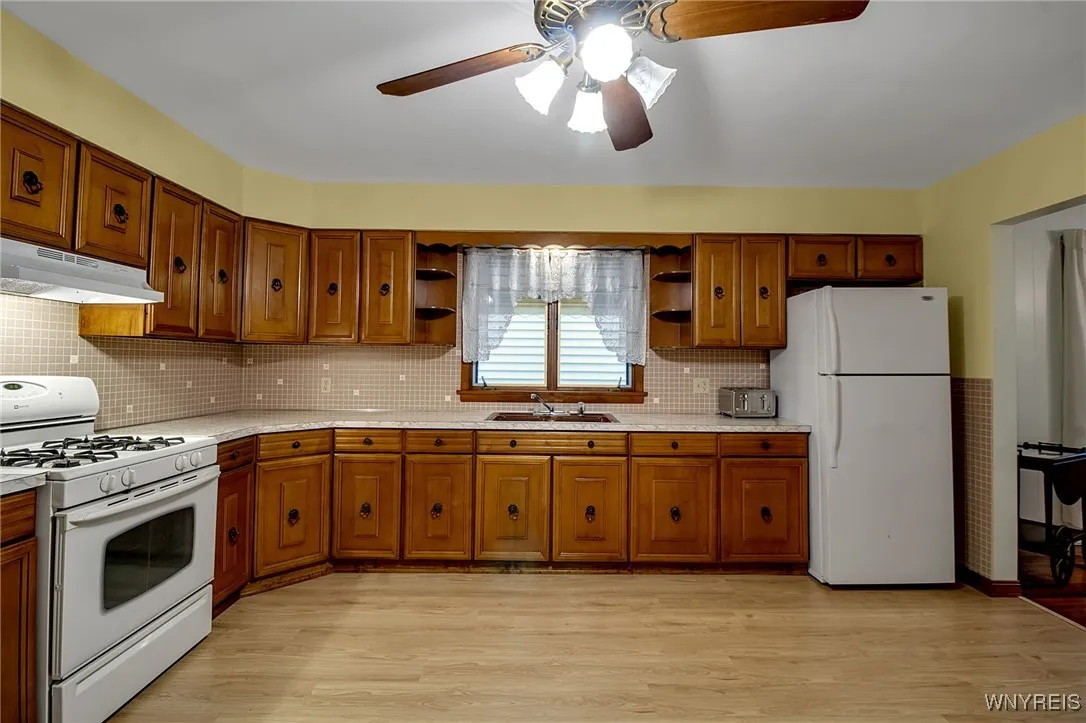 SPACIOUS KITCHEN