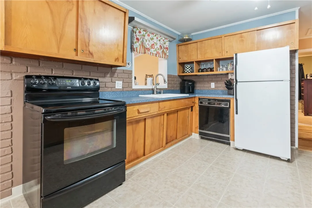 33 Bennett Street, Geneva City, New York 14456, Geneva City, New York 14456, 3 Bedrooms Bedrooms, 10 Rooms Rooms,3 BathroomsBathrooms,Residential,For Sale,33 Bennett Street, Geneva City, New York 14456,0,R1643248