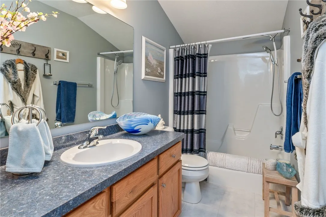 2nd Floor Full Bathroom