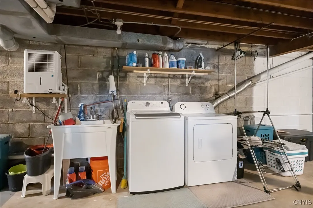 323 Barrington Road, Syracuse, New York 13214, Syracuse, New York 13214, 3 Bedrooms Bedrooms, 7 Rooms Rooms,1 BathroomBathrooms,Residential,For Sale,323 Barrington Road, Syracuse, New York 13214,0,S1642878