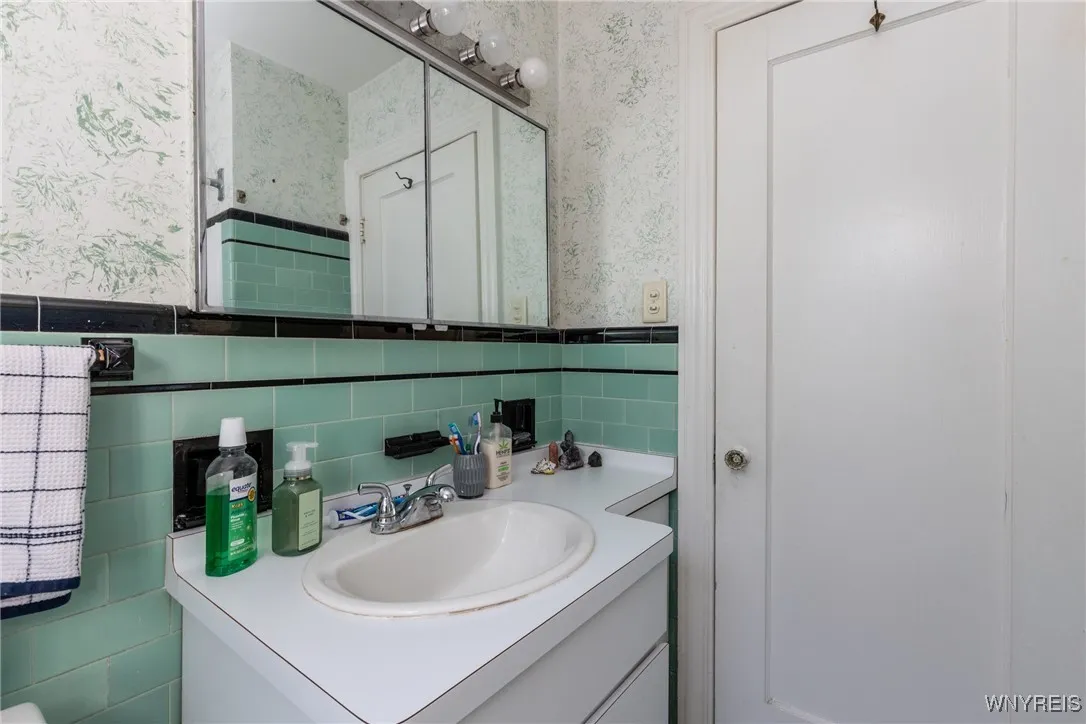 34 Delham Avenue, Buffalo, New York 14216, Buffalo, New York 14216, 6 Bedrooms Bedrooms, ,2 BathroomsBathrooms,Residential,For Sale,34 Delham Avenue, Buffalo, New York 14216,0,B1643501