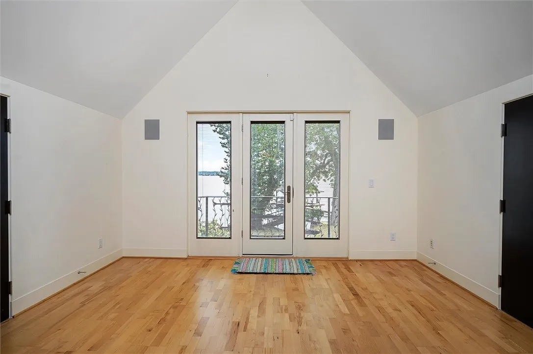Guest bedroom with balcony overlooking lake