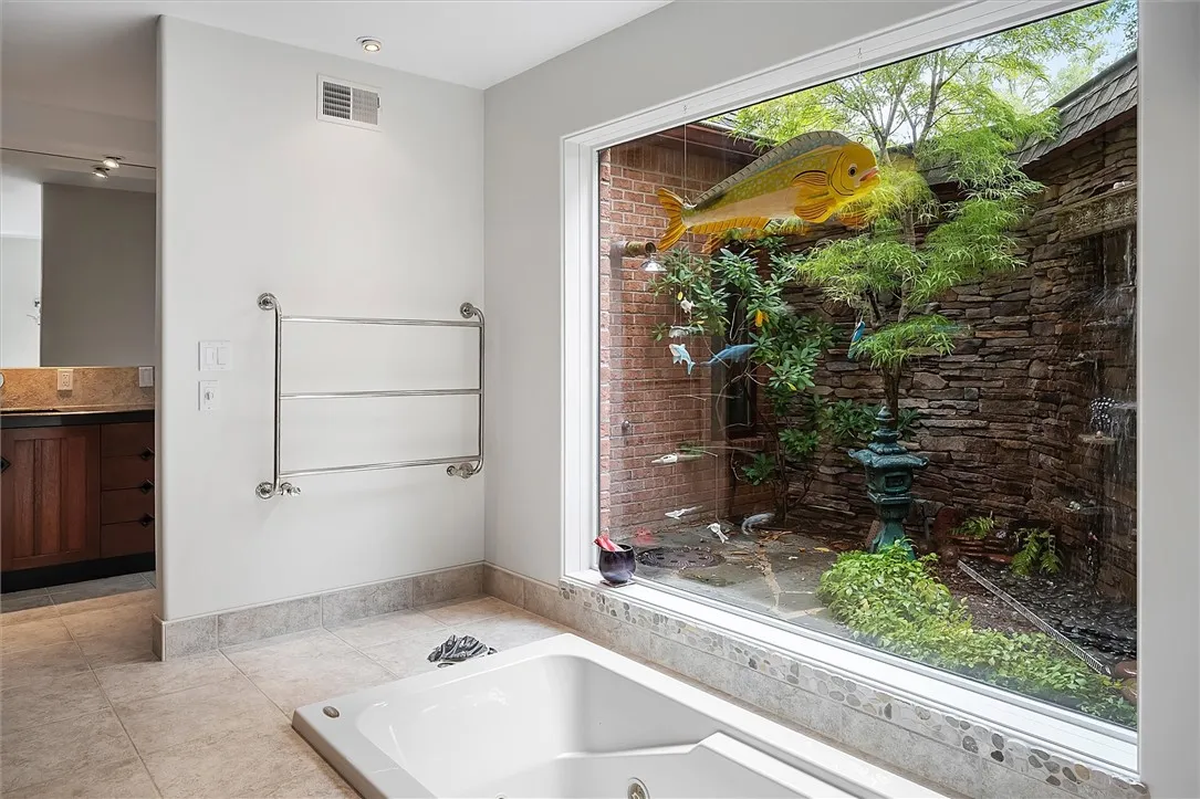 Primary jetted tub