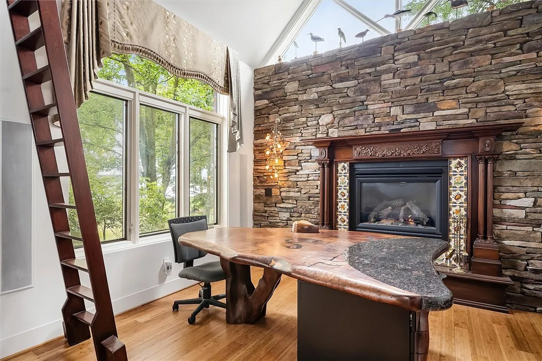 Primary office/sitting room