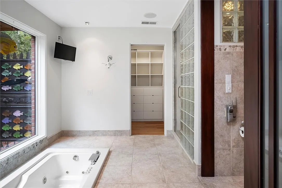 Primary jetted tub, water/steam shower