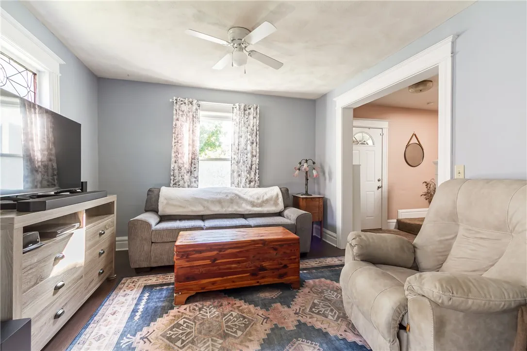 COZY LIVING/FAMILY ROOM