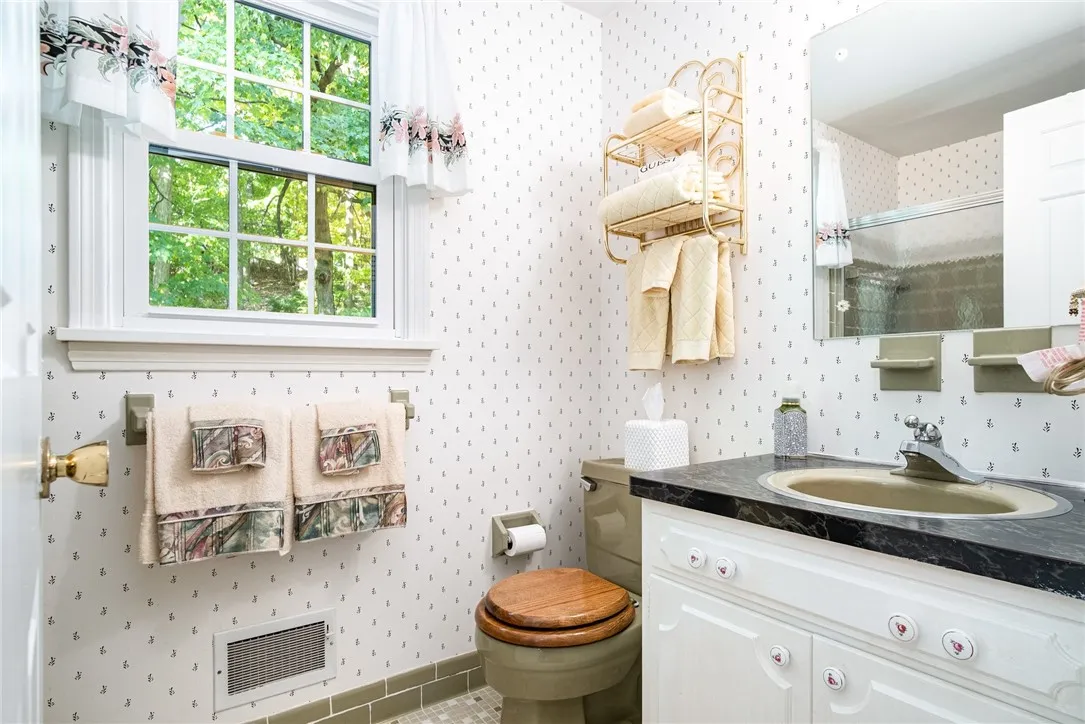 FULL BATH OFF HALL