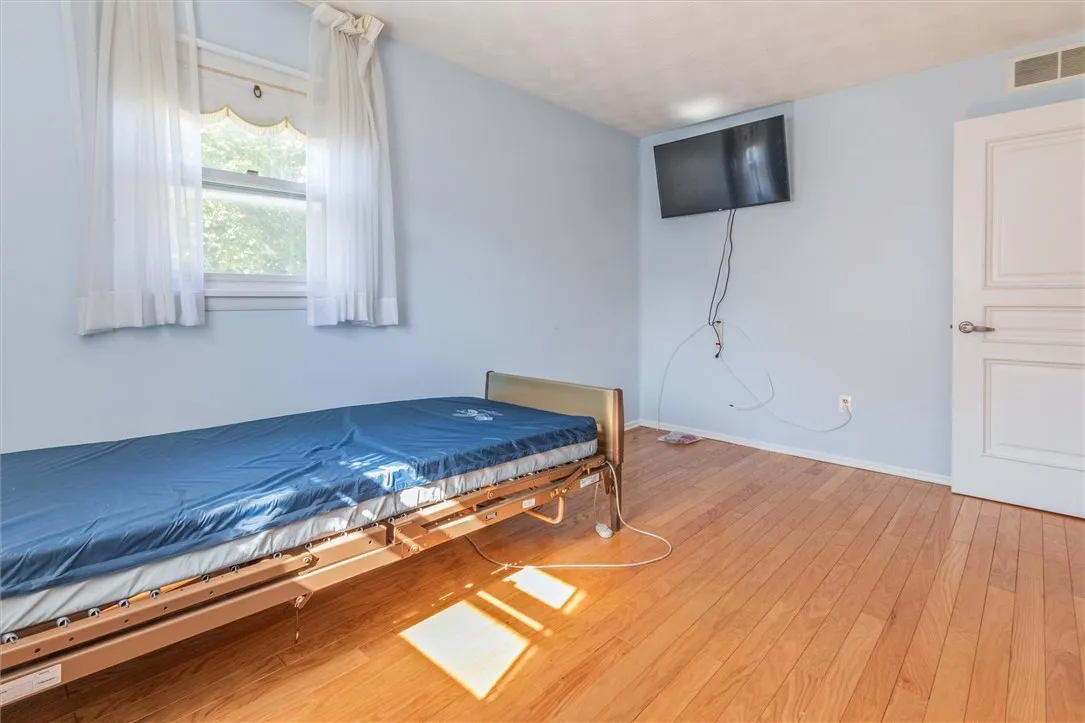 3 Markie Drive East, Gates, New York 14606, Gates, New York 14606, 3 Bedrooms Bedrooms, 6 Rooms Rooms,1 BathroomBathrooms,Residential,Closed,3 Markie Drive East, Gates, New York 14606,0,R1643665