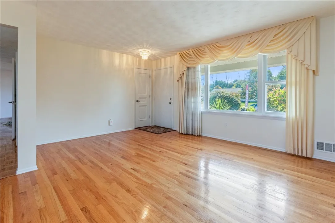 3 Markie Drive East, Gates, New York 14606, Gates, New York 14606, 3 Bedrooms Bedrooms, 6 Rooms Rooms,1 BathroomBathrooms,Residential,Closed,3 Markie Drive East, Gates, New York 14606,0,R1643665