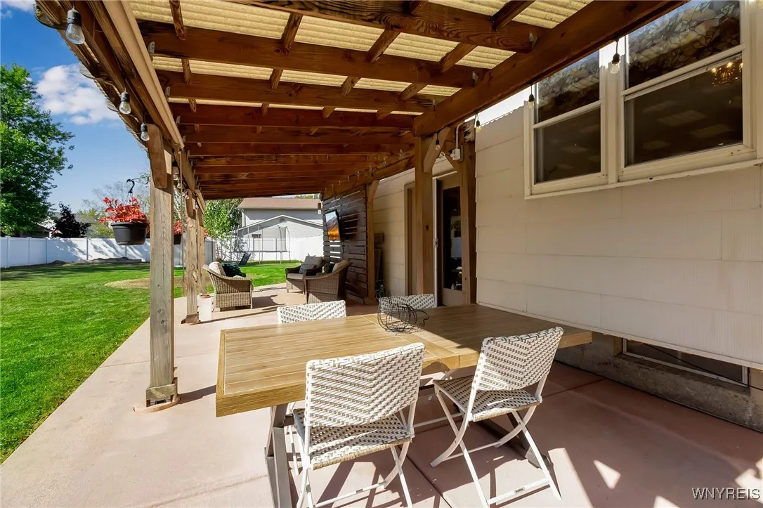 72 Regency Drive, Grand Island, New York 14072, Grand Island, New York 14072, 3 Bedrooms Bedrooms, 7 Rooms Rooms,1 BathroomBathrooms,Residential,For Sale,72 Regency Drive, Grand Island, New York 14072,0,B1643524