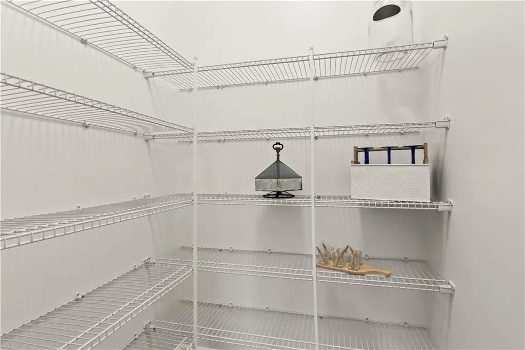Walk-In-Pantry