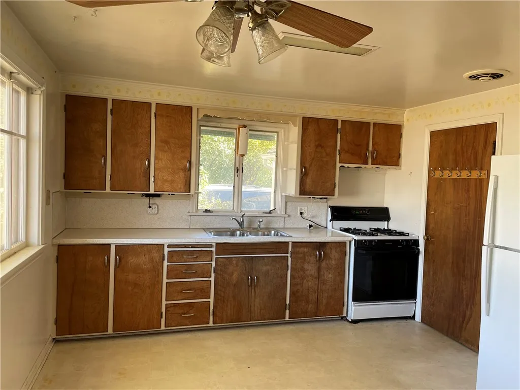 2463 Browncroft Boulevard, Penfield, New York 1462, Penfield, New York 14625, 2 Bedrooms Bedrooms, 4 Rooms Rooms,1 BathroomBathrooms,Residential,For Sale,2463 Browncroft Boulevard, Penfield, New York 1462,0,R1642768