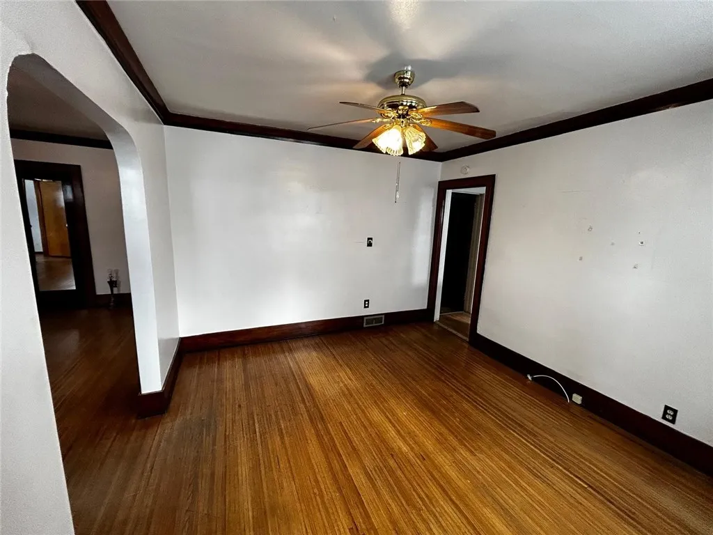 850 Glide Street, Rochester, New York 14606, Rochester, New York 14606, 2 Bedrooms Bedrooms, 5 Rooms Rooms,1 BathroomBathrooms,Residential Lease,For Rent,850 Glide Street, Rochester, New York 14606,0,R1643060