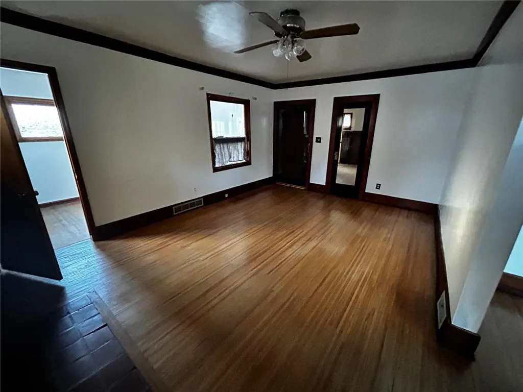 850 Glide Street, Rochester, New York 14606, Rochester, New York 14606, 2 Bedrooms Bedrooms, 5 Rooms Rooms,1 BathroomBathrooms,Residential Lease,For Rent,850 Glide Street, Rochester, New York 14606,0,R1643060