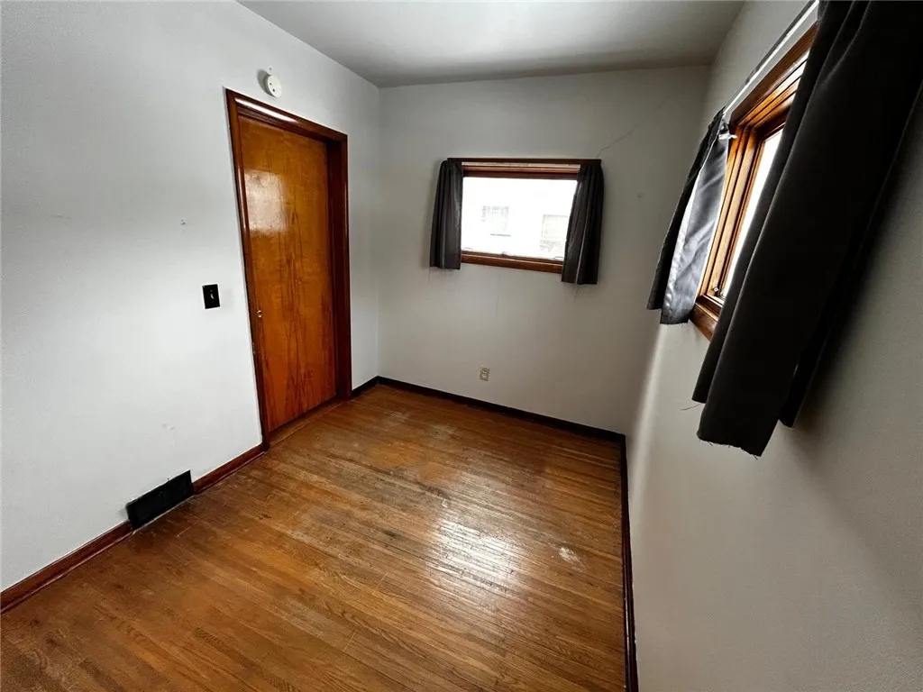 850 Glide Street, Rochester, New York 14606, Rochester, New York 14606, 2 Bedrooms Bedrooms, 5 Rooms Rooms,1 BathroomBathrooms,Residential Lease,For Rent,850 Glide Street, Rochester, New York 14606,0,R1643060