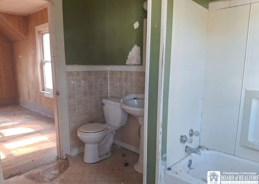 Upstairs full bath