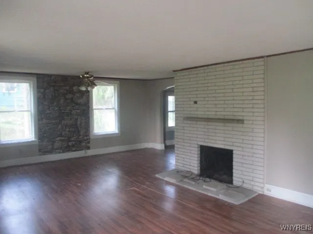 spacious living room WBFP(nwtc)