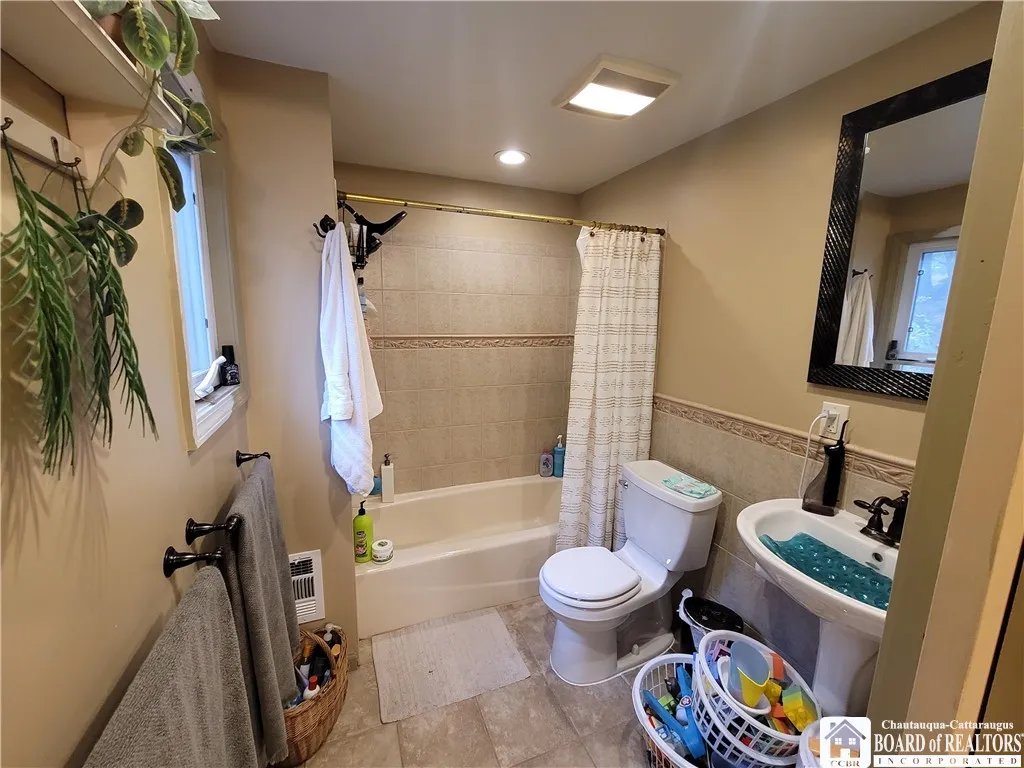 101 North Everett Avenue, Jamestown, New York 1470, Jamestown, New York 14701, 4 Bedrooms Bedrooms, 8 Rooms Rooms,1 BathroomBathrooms,Residential,For Sale,101 North Everett Avenue, Jamestown, New York 1470,0,R1643458