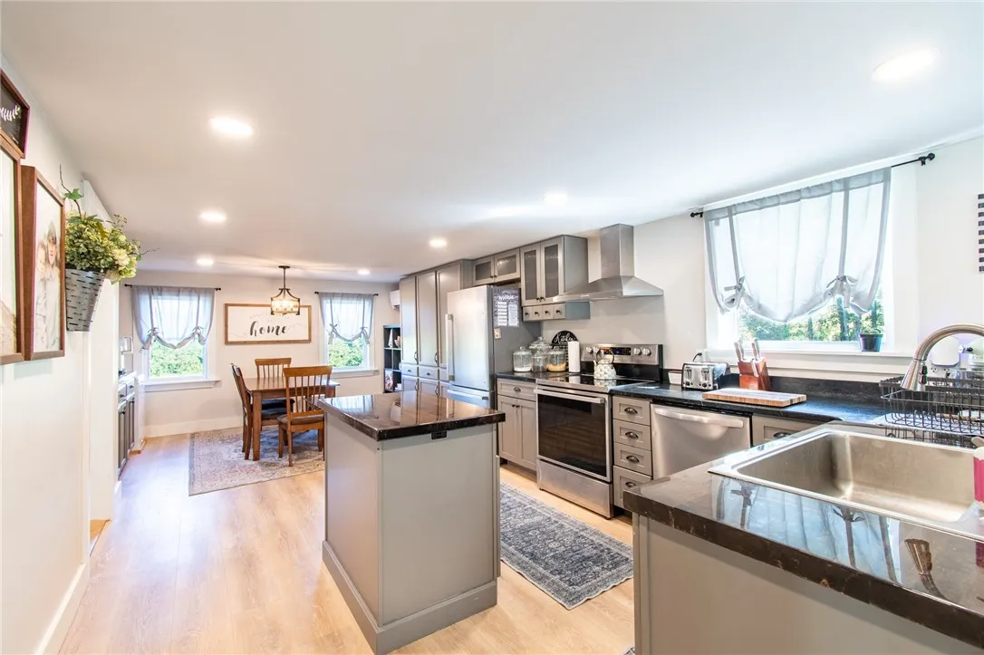 Nice island in the generous kitchen space