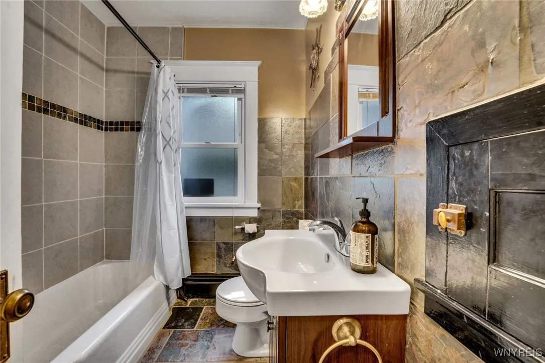 40 West Washington Street, Ellicottville, New York, Ellicottville, New York 14731, 5 Bedrooms Bedrooms, 11 Rooms Rooms,2 BathroomsBathrooms,Residential,For Sale,40 West Washington Street, Ellicottville, New York,0,B1642224