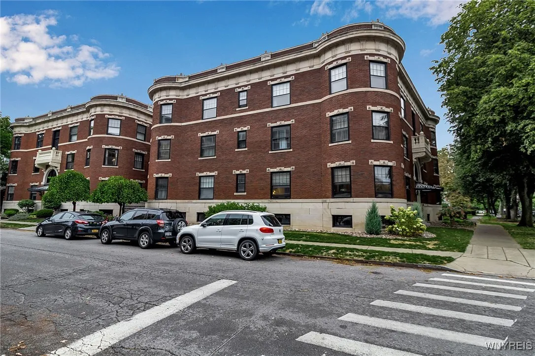 172 Linwood Avenue 5, Buffalo, New York 14209, Buffalo, New York 14209, 3 Bedrooms Bedrooms, 9 Rooms Rooms,2 BathroomsBathrooms,Residential,For Sale,172 Linwood Avenue 5, Buffalo, New York 14209,0,B1640909