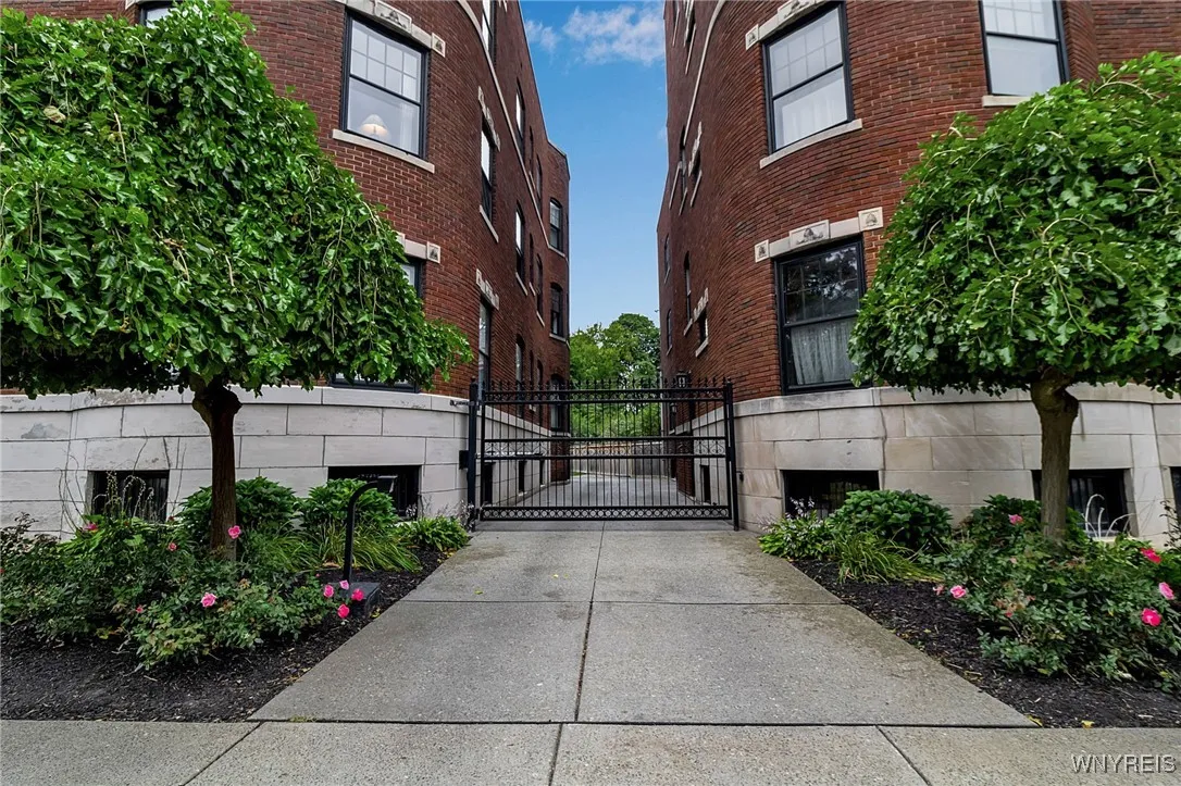 172 Linwood Avenue 5, Buffalo, New York 14209, Buffalo, New York 14209, 3 Bedrooms Bedrooms, 9 Rooms Rooms,2 BathroomsBathrooms,Residential,For Sale,172 Linwood Avenue 5, Buffalo, New York 14209,0,B1640909