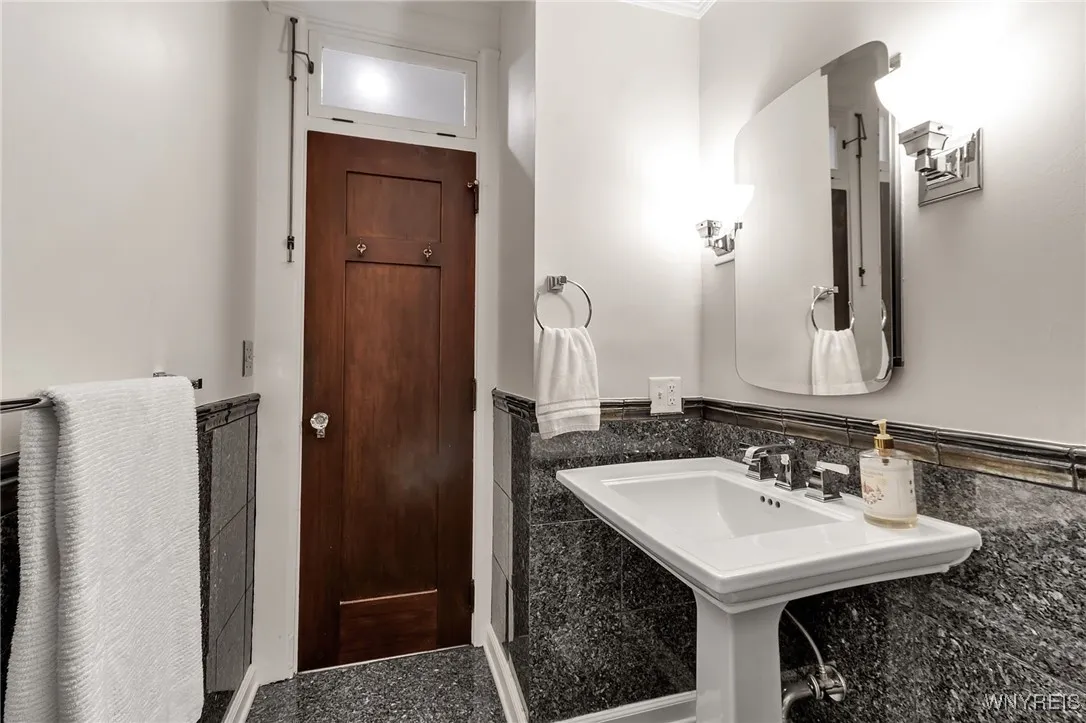 172 Linwood Avenue 5, Buffalo, New York 14209, Buffalo, New York 14209, 3 Bedrooms Bedrooms, 9 Rooms Rooms,2 BathroomsBathrooms,Residential,For Sale,172 Linwood Avenue 5, Buffalo, New York 14209,0,B1640909