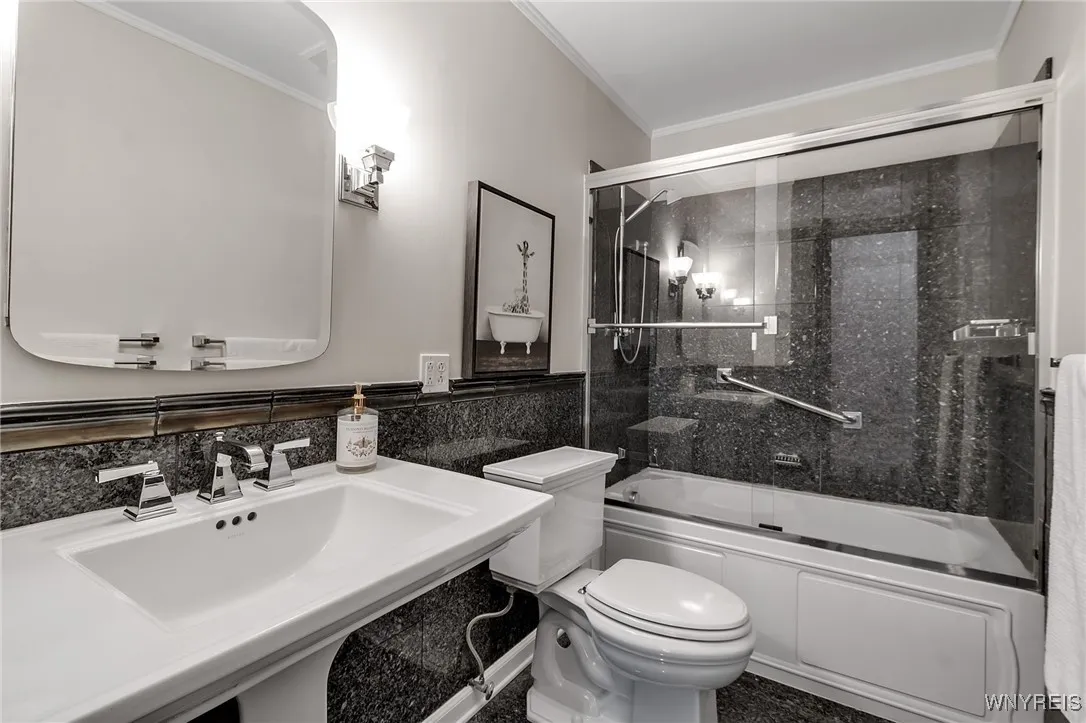 172 Linwood Avenue 5, Buffalo, New York 14209, Buffalo, New York 14209, 3 Bedrooms Bedrooms, 9 Rooms Rooms,2 BathroomsBathrooms,Residential,For Sale,172 Linwood Avenue 5, Buffalo, New York 14209,0,B1640909