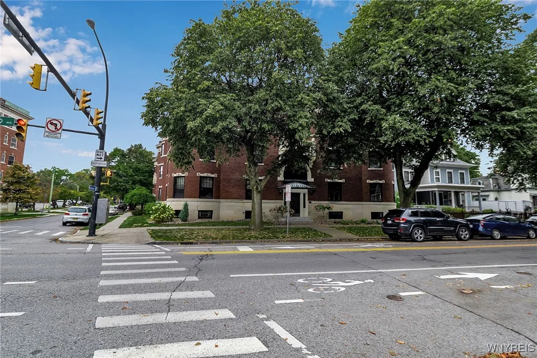 172 Linwood Avenue 5, Buffalo, New York 14209, Buffalo, New York 14209, 3 Bedrooms Bedrooms, 9 Rooms Rooms,2 BathroomsBathrooms,Residential,For Sale,172 Linwood Avenue 5, Buffalo, New York 14209,0,B1640909